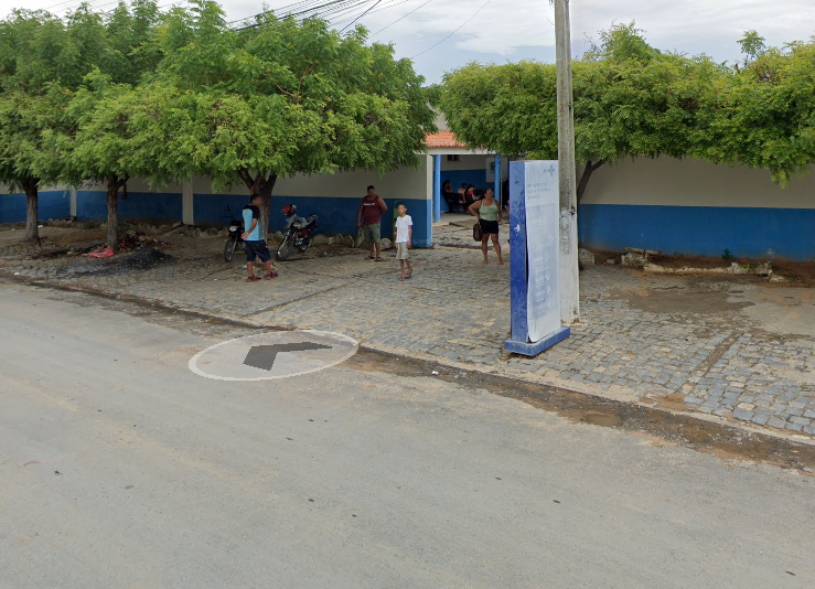 Fachada do posto de saúde Bairro Jardim com placa e área verde ao redor